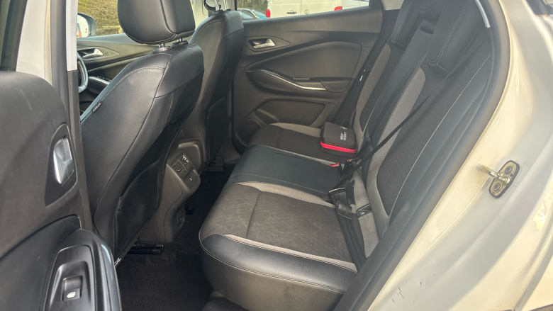 Vauxhall Grandland X 1.6 Turbo D Sport Nav 5dr Auto Diesel Hatchback